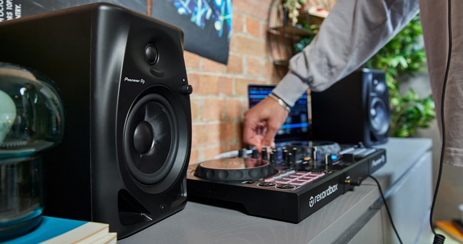 Pioneer DJ DM-50D.jpg