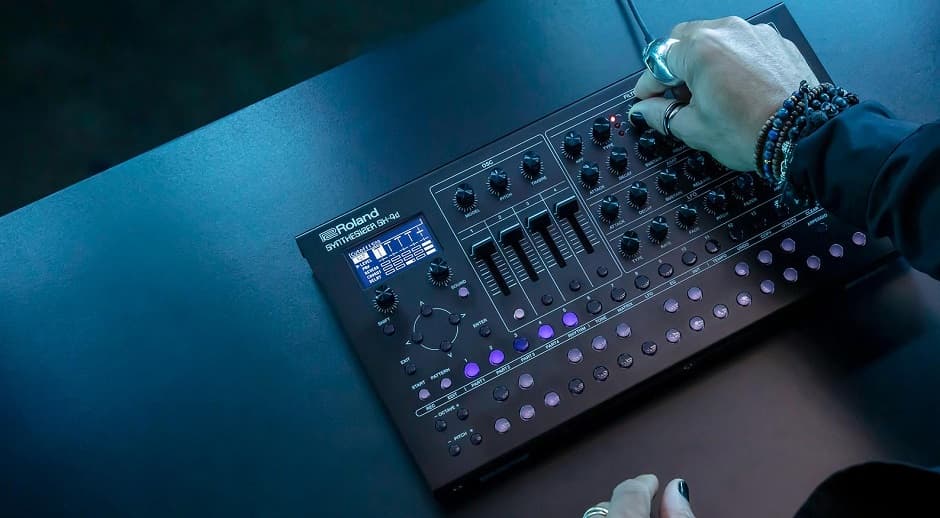 Roland SH-4d.jpg Roland SH-4d.jpg