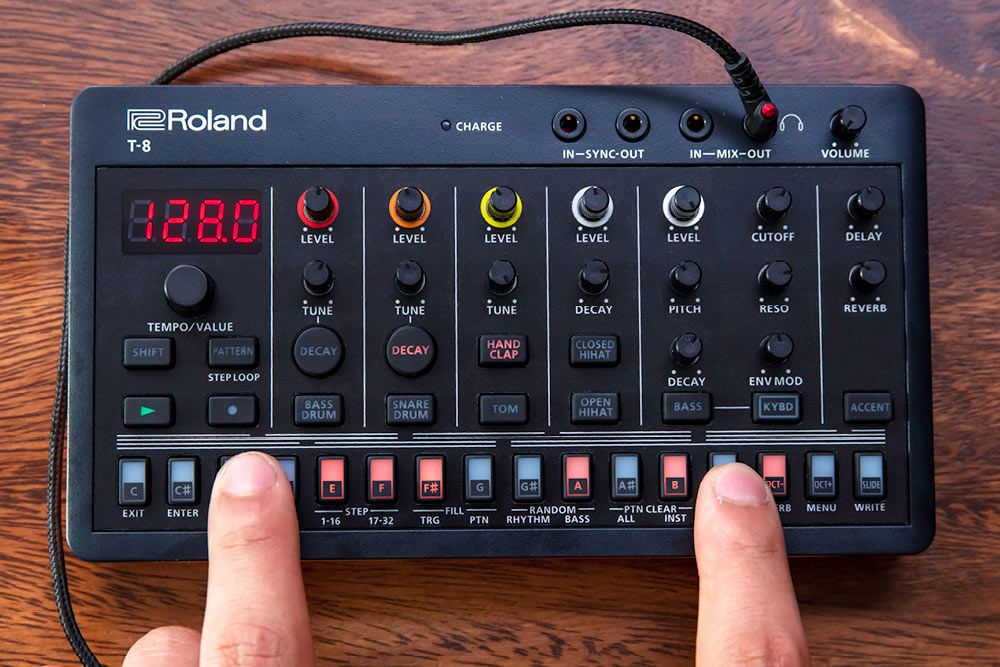 002 Roland T-8 Beat Machine.jpg