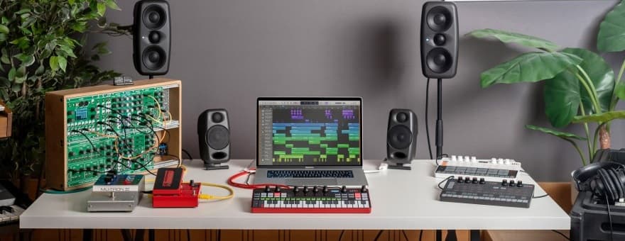 IK Multimedia UNO Synth Pro Desktop.jpg IK Multimedia UNO Synth Pro Desktop.jpg