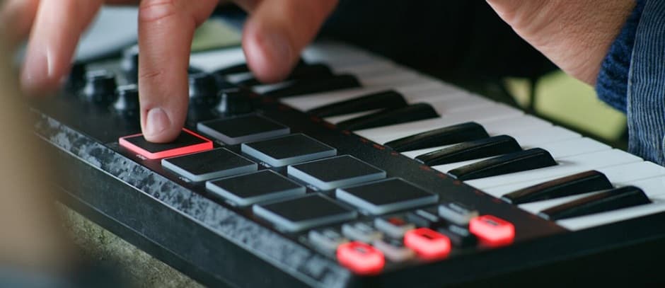 MIDI-контроллер.jpg MIDI-контроллер.jpg