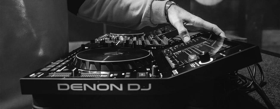 Ключевые характеристики DJ-контроллера.jpg Ключевые характеристики DJ-контроллера.jpg