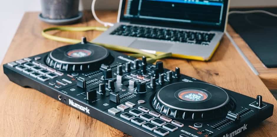 Numark Mixtrack Platinum FX.jpg Numark Mixtrack Platinum FX.jpg