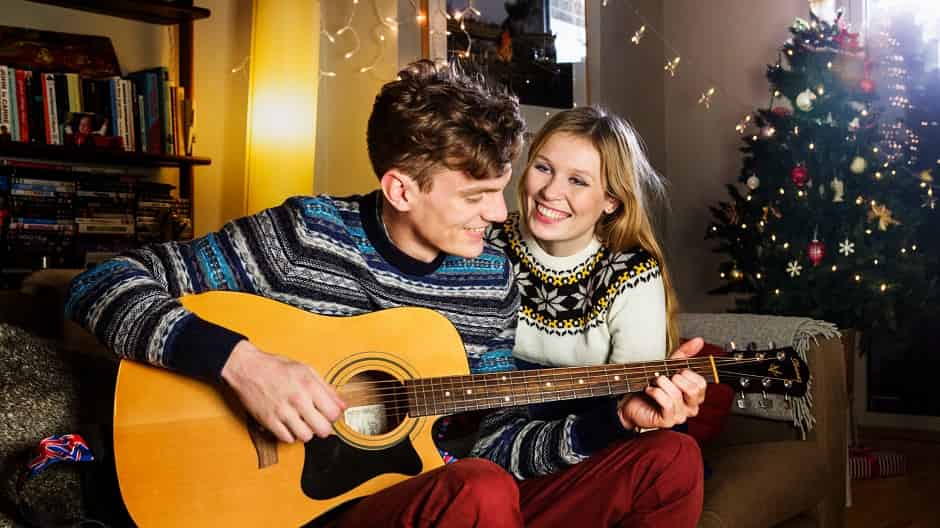 Чому новорічні пісні на гітарі популярні.jpg