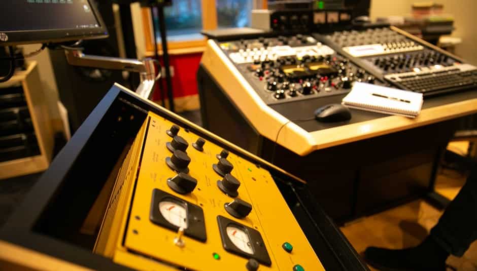 Ринкові інсайти щодо аналогових консолей.jpg