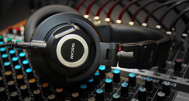 Tascam TH-07 3.jpg Tascam TH-07 3.jpg