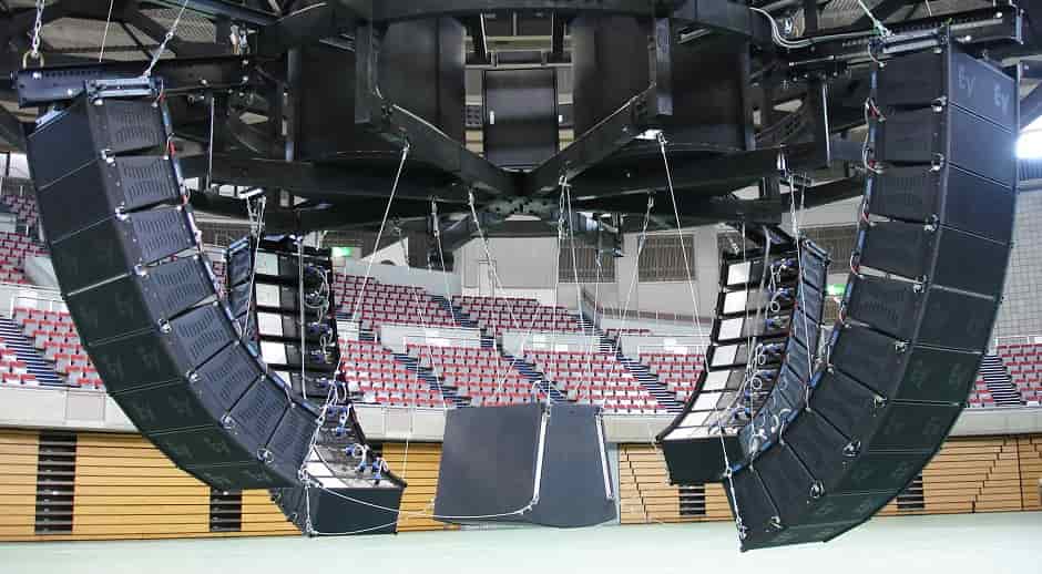 Линейные массивы или точечные источники выбор для больших концертов.jpg