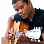 Как научиться играть на гитаре самостоятельно: пошаговый план на 6 месяцев