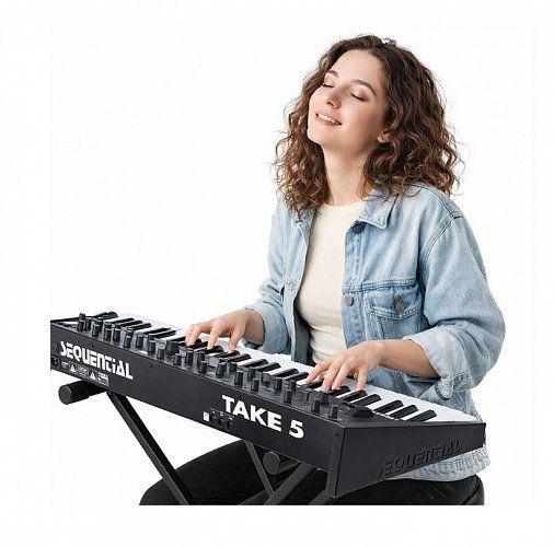 Що краще: цифрове піаніно чи синтезатор для дорослого початківця?