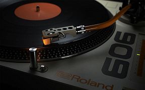 Компанія Roland представила програвач вінілових дисків TT-99