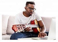 Чи можна навчитися грати на гітарі за 3 місяці: реальний план + поради